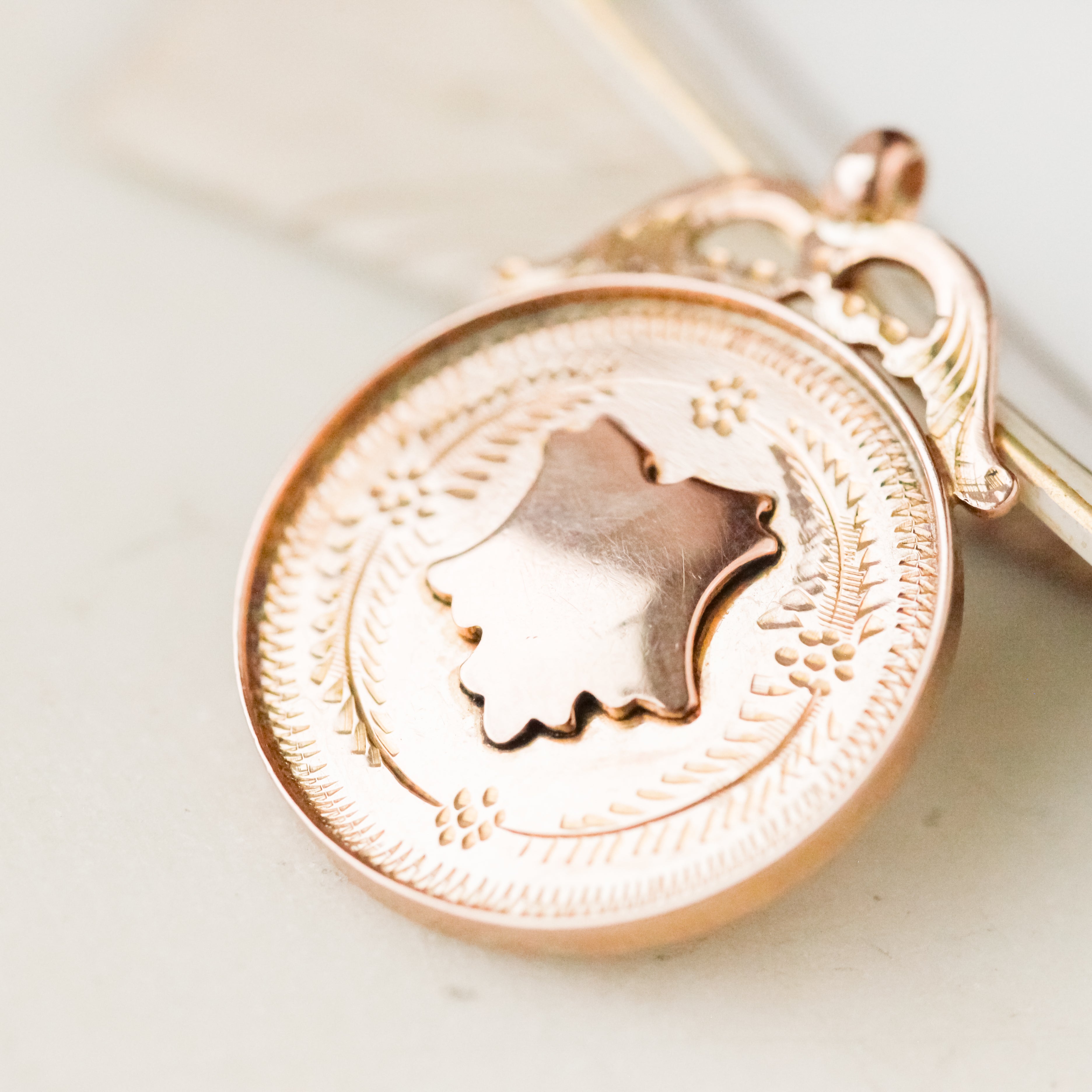 Domino 9k Gold Medallion