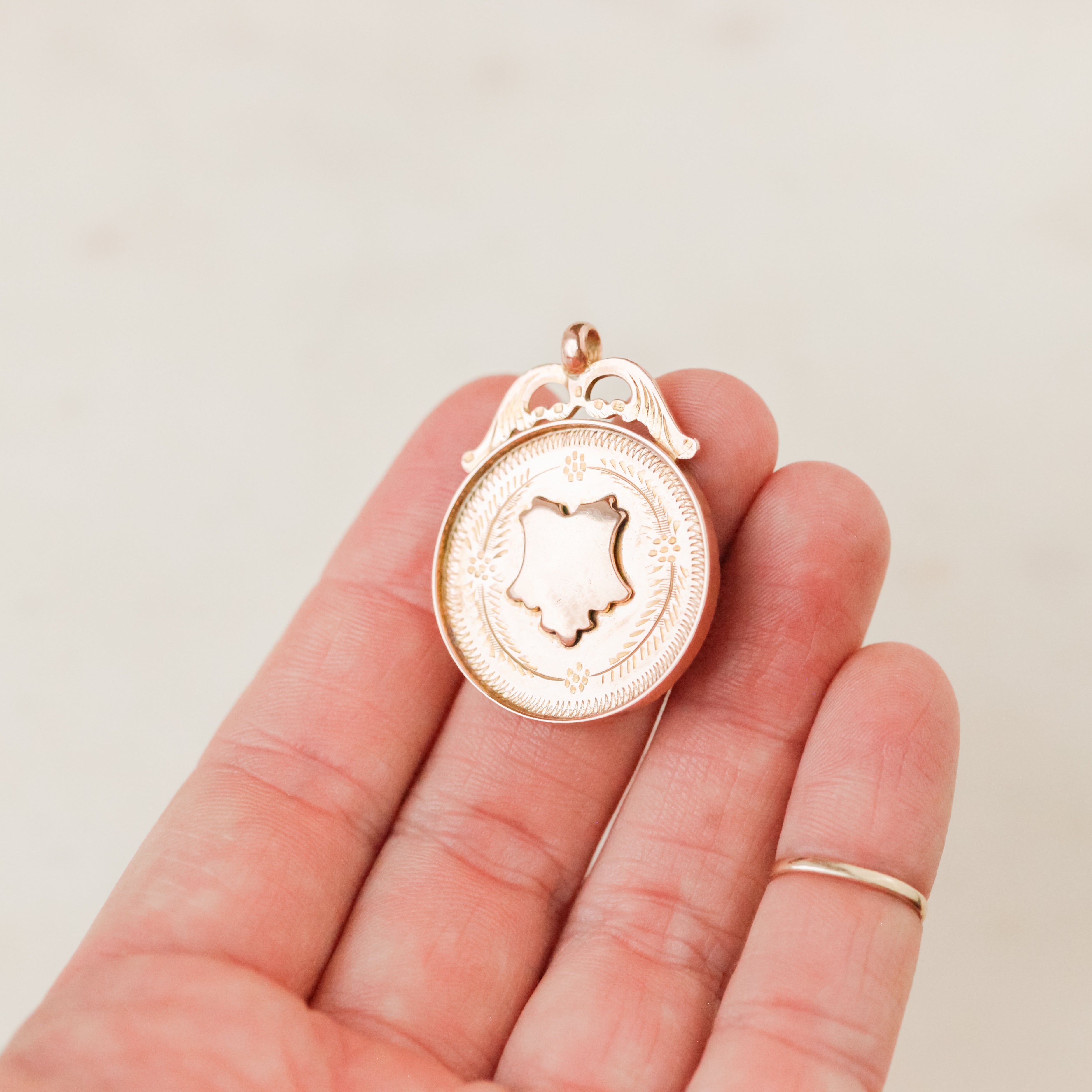 Domino 9k Gold Medallion