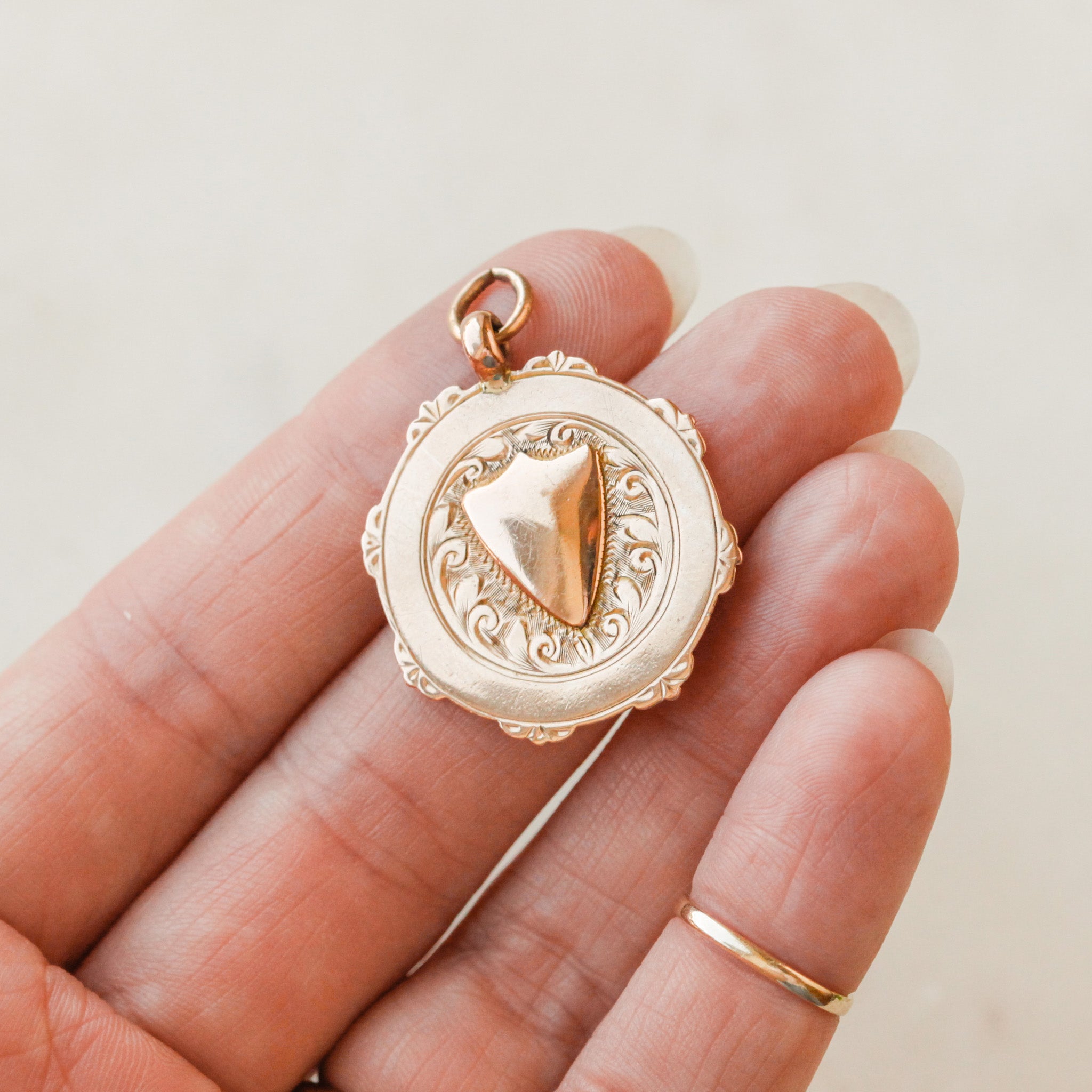 Lacie Antique 9k Medallion