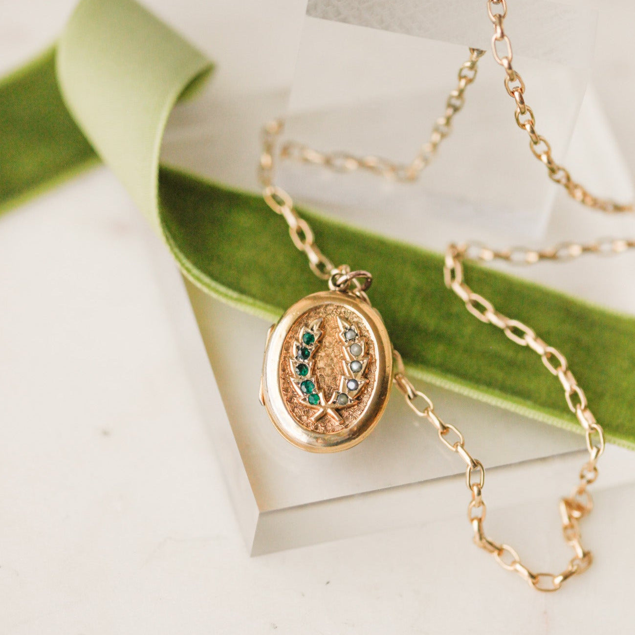 Léontine Wreath Locket