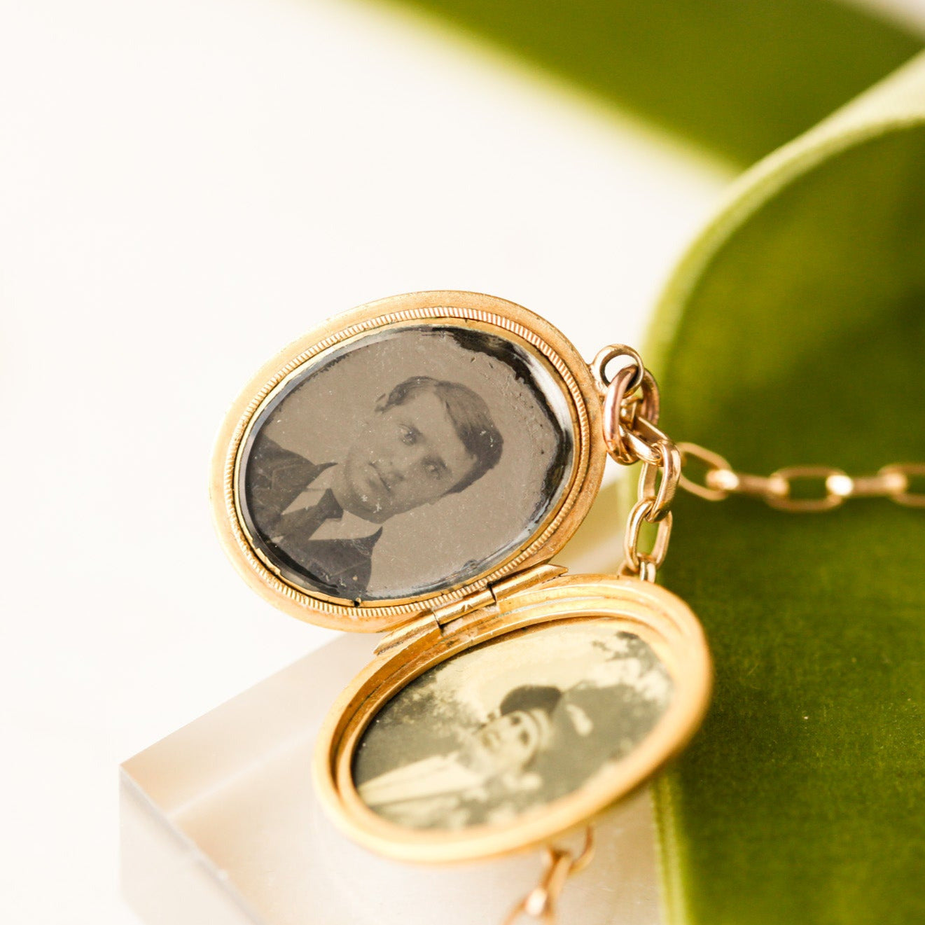 Léontine Wreath Locket