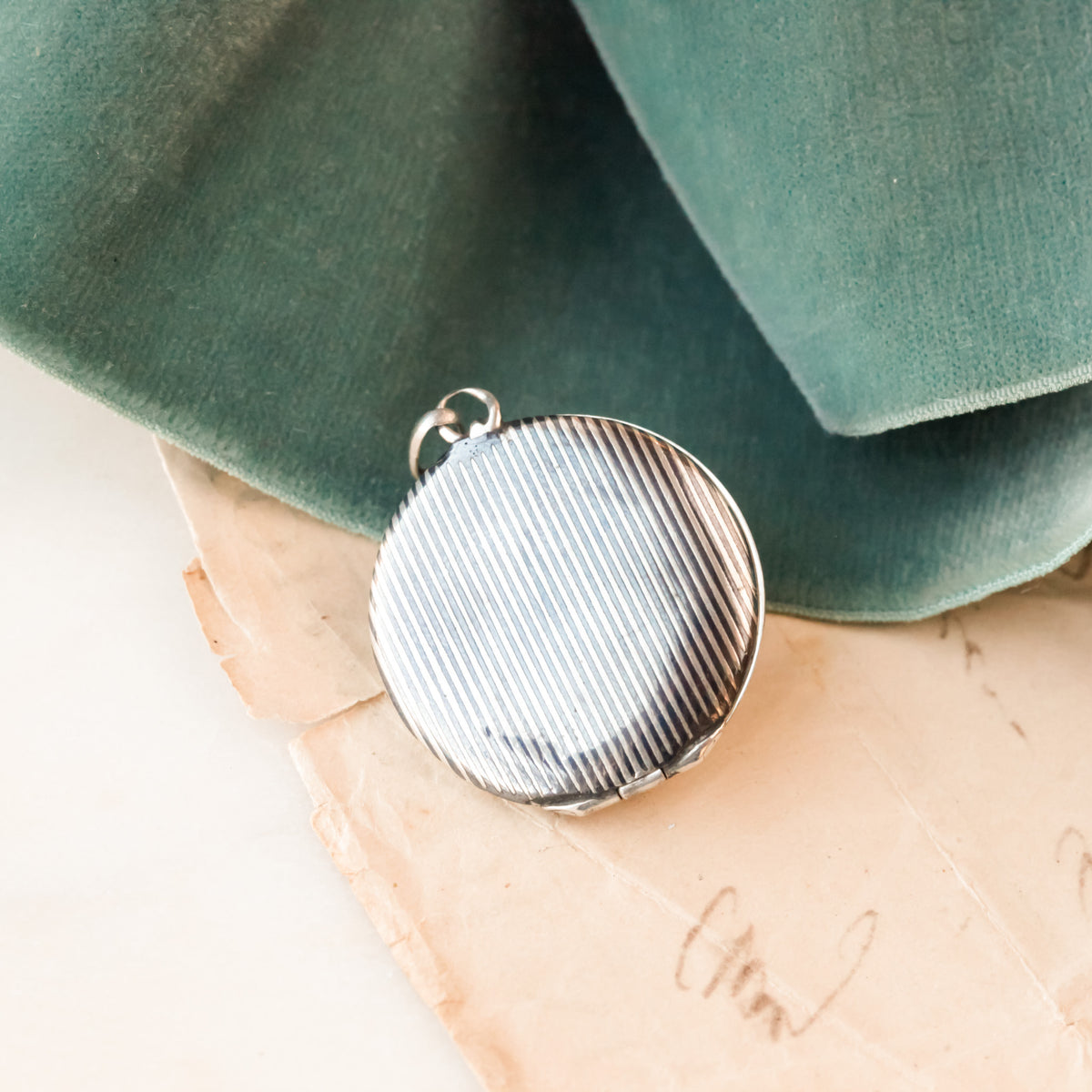 Veris Deco Niello Locket