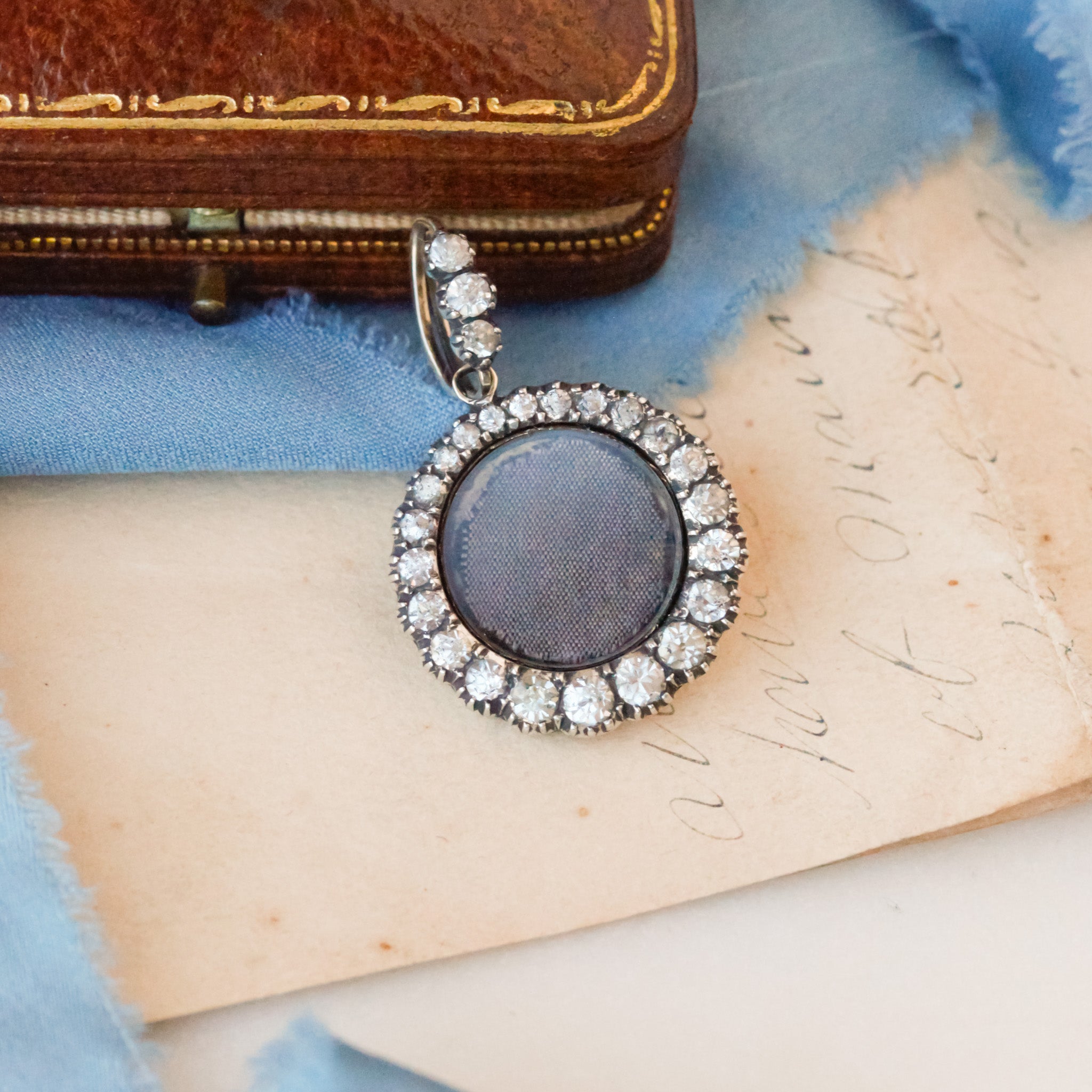 Vestie Deco Pendant