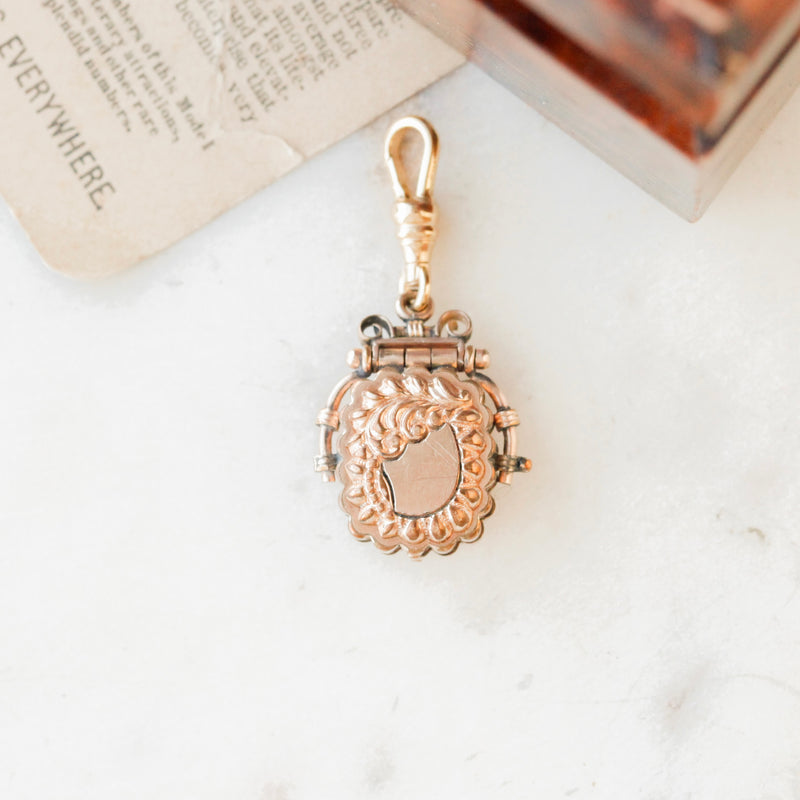 Peite Flora Swivel Locket