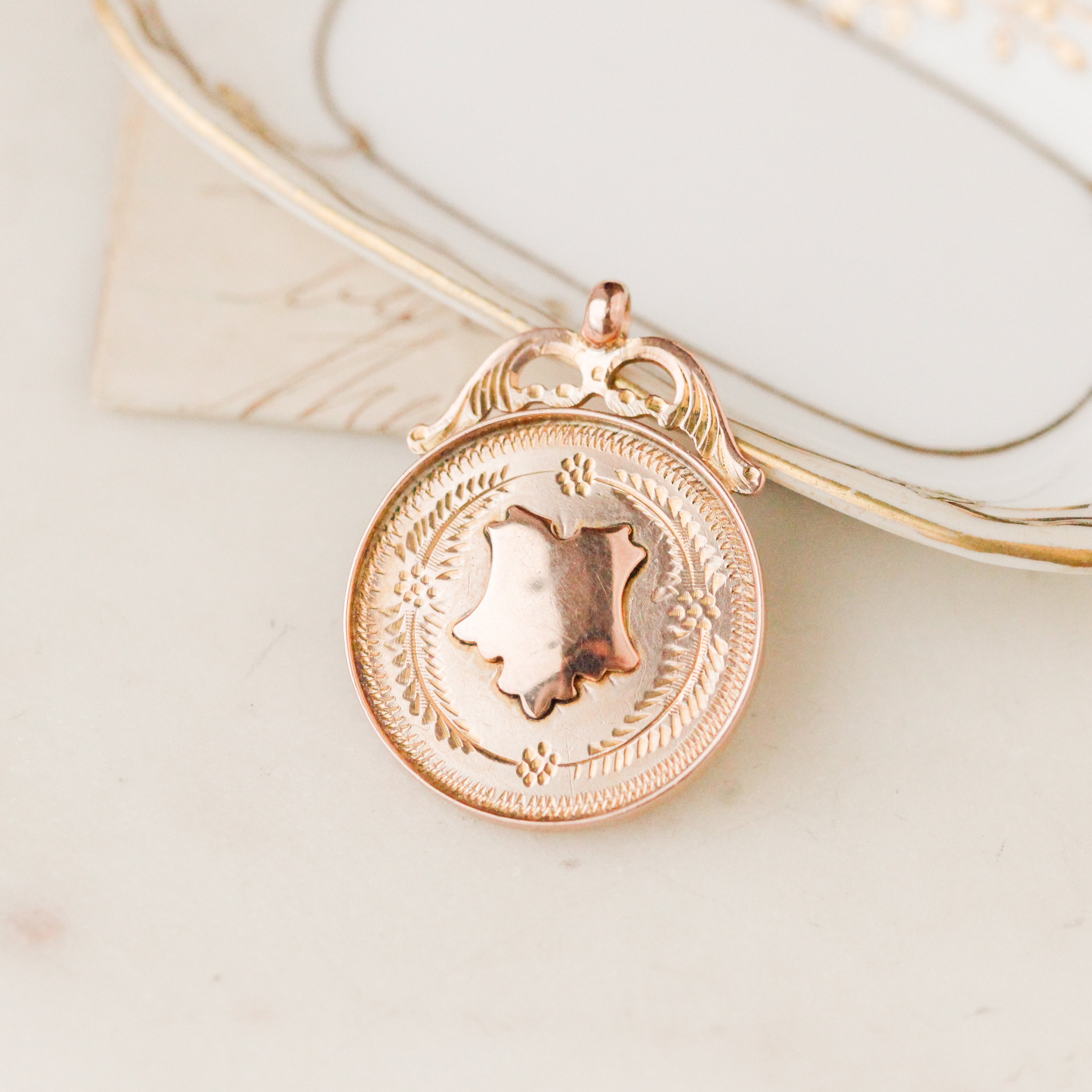 Domino 9k Gold Medallion