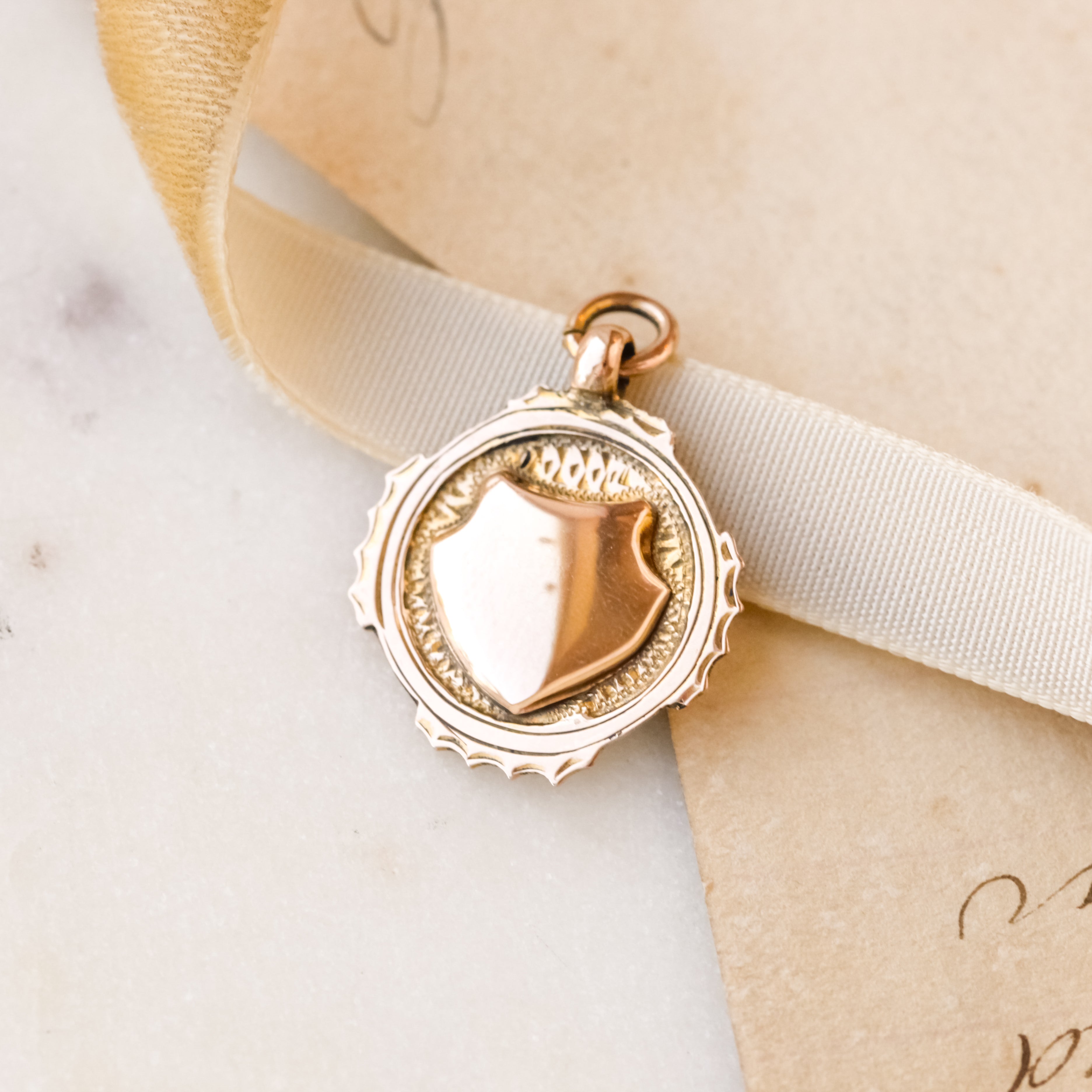 Junie 9k Victorian Medallion