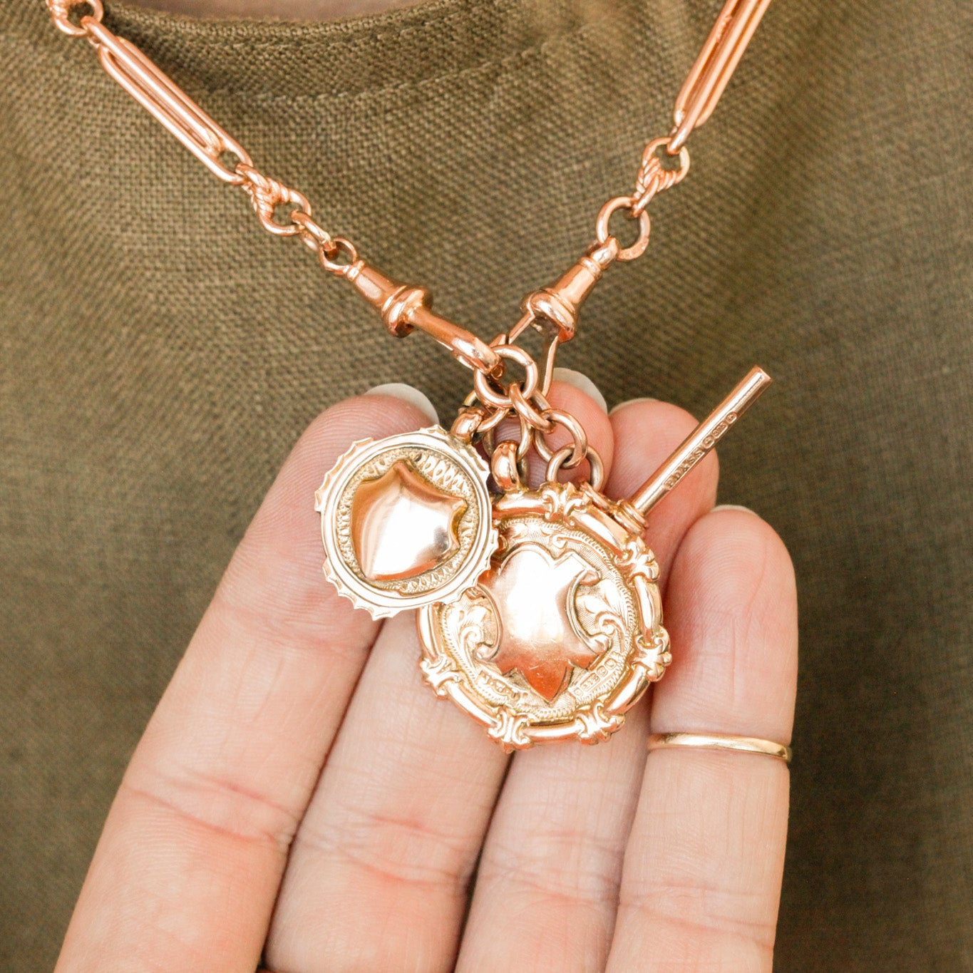 Junie 9k Victorian Medallion