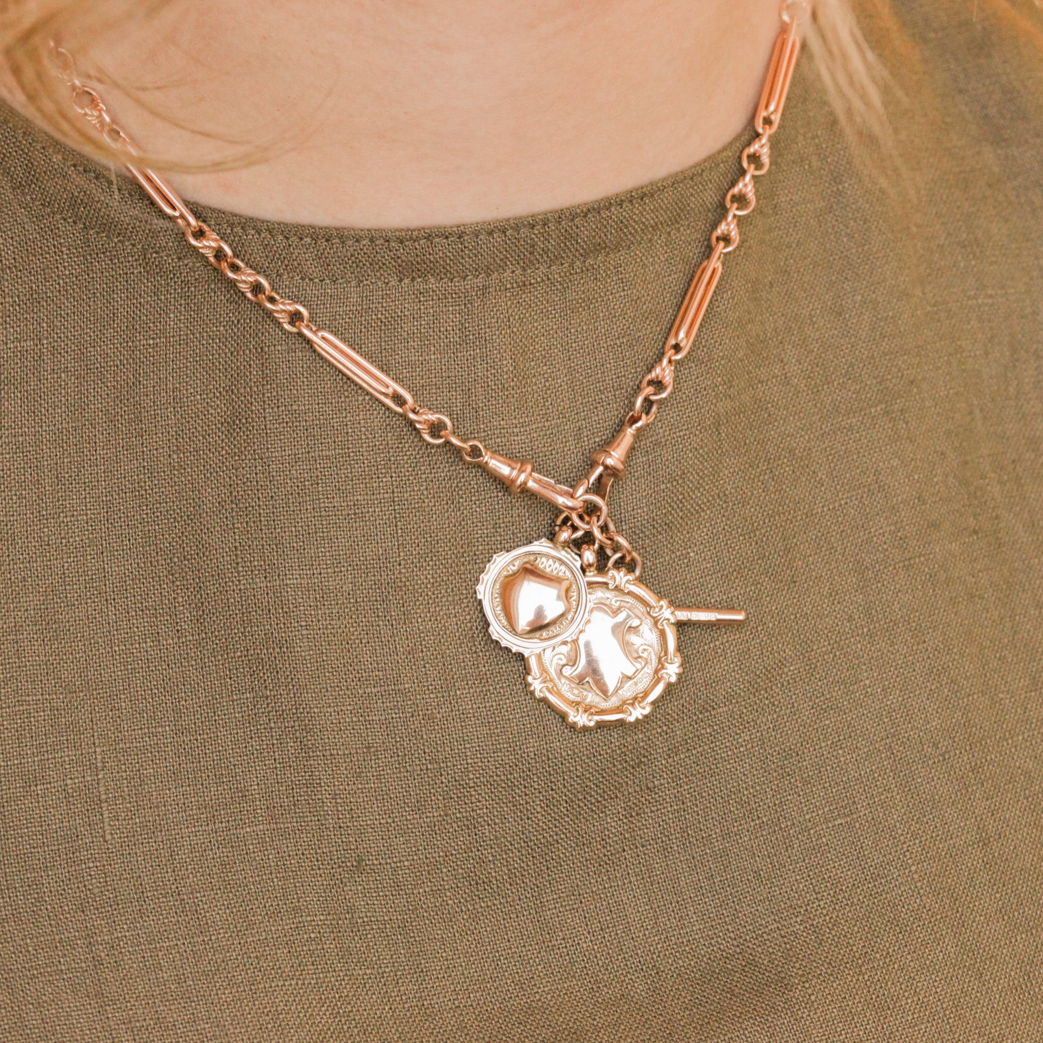 Junie 9k Victorian Medallion