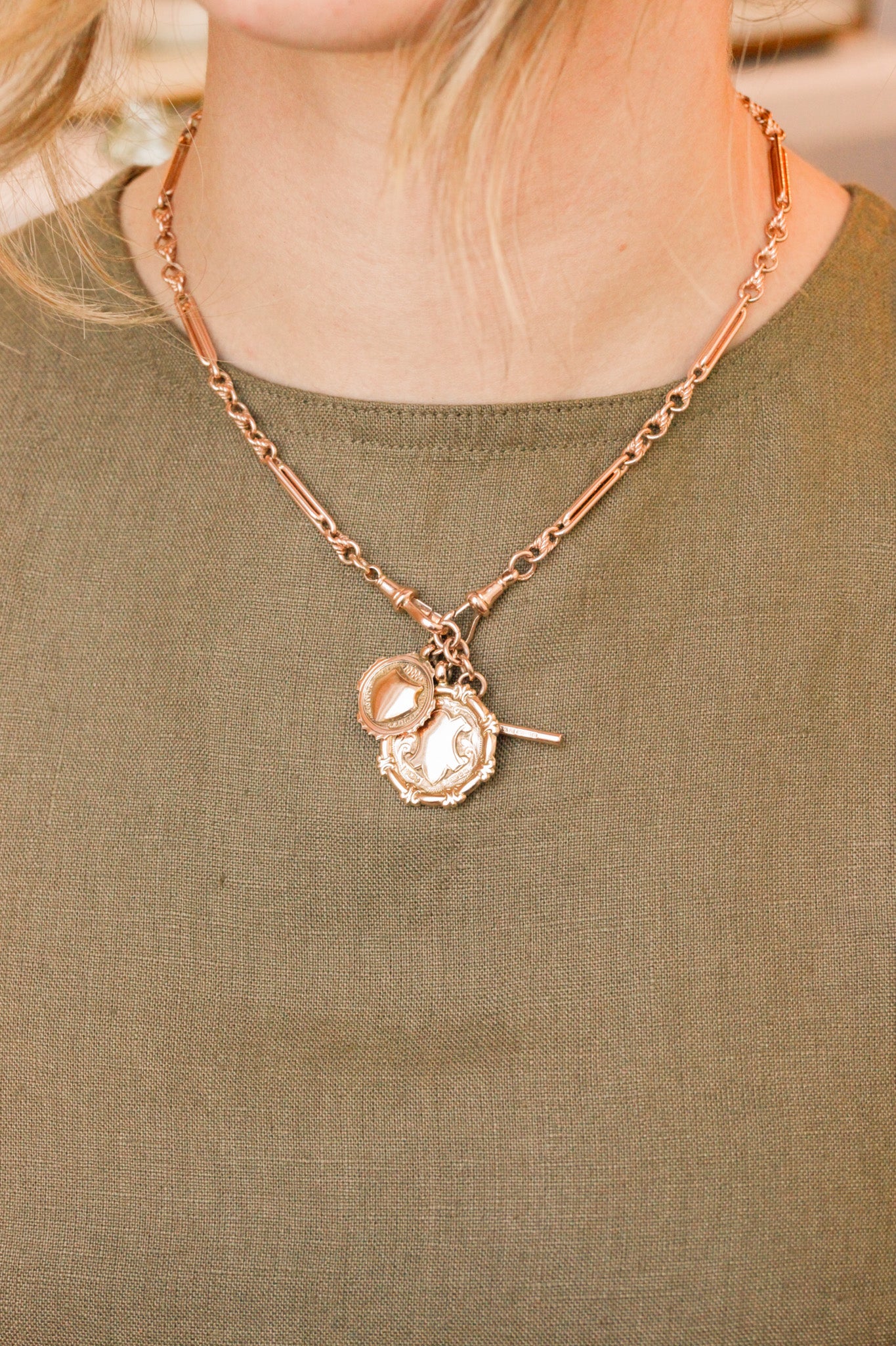 Junie 9k Victorian Medallion