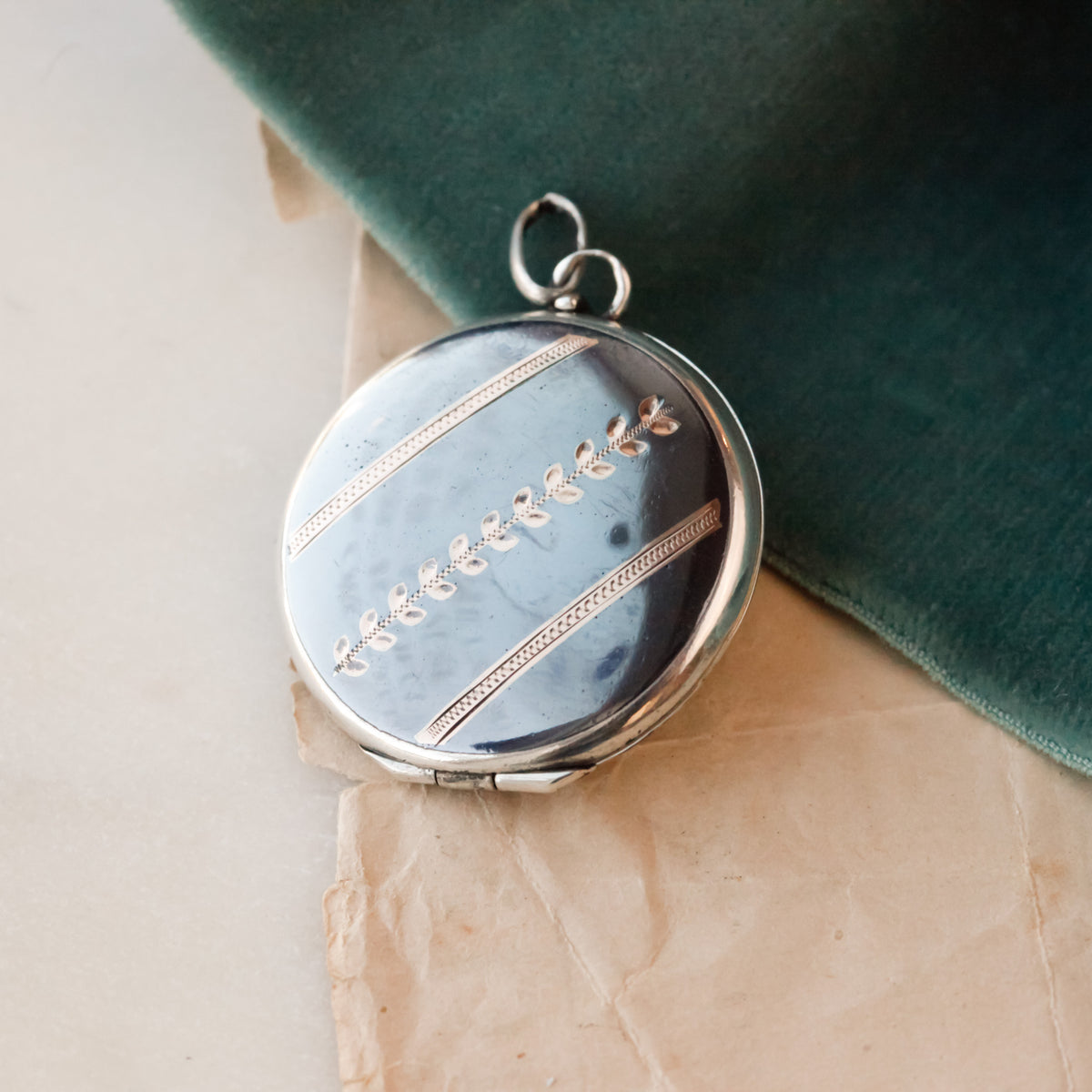 Veris Deco Niello Locket