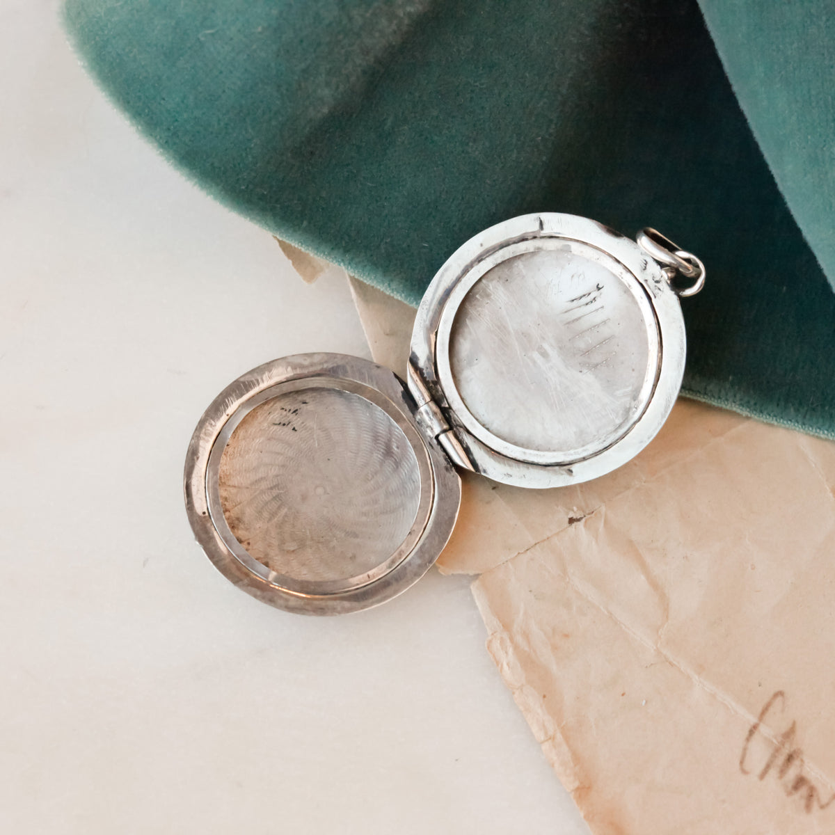 Veris Deco Niello Locket