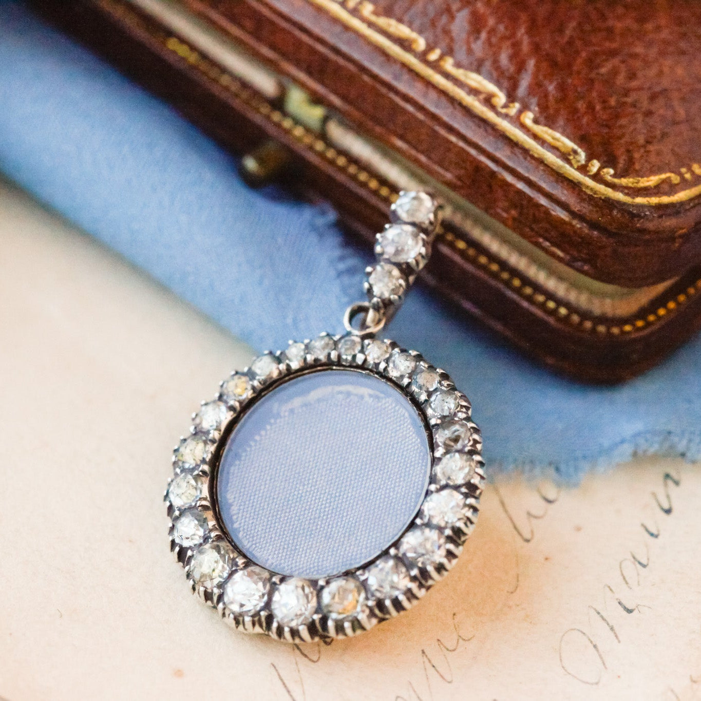 Vestie Deco Pendant